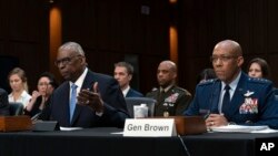 لوید آستین وزیر دفاع آمریکا (سمت چپ) و ژنرال چارلز براون رئیس ستاد مشترک ارتش در نشست سنا - ۲۱ فروردین ۱۴۰۳ 