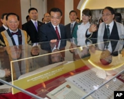 校長徐立之(右一)向李克強介紹港大歷史