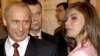 Arhiva - Ruski predsednik Vladimir Putin u društvu Aline Kabajeve, novembra 2004. (Foto: REUTERS/ITAR-TASS/PRESIDENTIAL PRESS SERVICE)