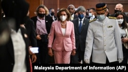 En esta foto tomada y publicada por el Departamento de Información de Malasia, la presidenta de la Cámara de Representantes de EEUU, Nancy Pelosi, (centro) recorre la casa del Parlamento en Kuala Lumpur, el martes 2 de agosto de 2022.
