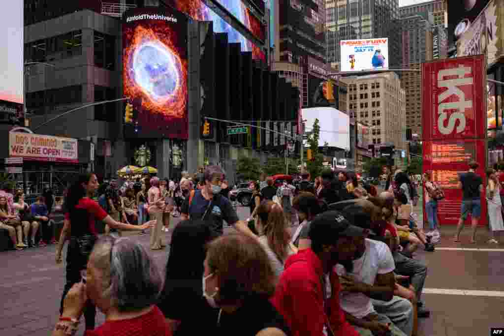 ماہرین پراُمید ہیں کہ 'جیمز ویب اسپیس ٹیلی اسکوپ' کے آلات کئی نئے سیاروں میں زندگی کے آثار کا کھوج لگانے جب کہ مریخ اور زخل کی برفیلی سطح کے معائنے میں بھی مددگار ہوں گے۔