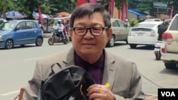 អនុប្រធាន​គណបក្ស​ភ្លើង​ទៀន​ លោក សុន ឆ័យ មក​ជួប​ក្រុម​អ្នក​គាំទ្រ​ បន្ទាប់​ពី​សវនាការ​លើក​ទី​ពីរ នៅ​ខាង​មុខ​សាលាដំបូង​រាជធានីភ្នំពេញ ក្នុង​រាជធានី​ភ្នំពេញ កាល​ពី​ថ្ងៃ​ទី១៥ ខែ​កក្កដា ឆ្នាំ​២០២២។ (ណឹម សុភ័ក្រ្តបញ្ញា/វីអូអេ)