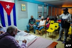 Cubanos se reúnen convocados por el Comité de Defensa de la Revolución (CDR) para discutir el nuevo proyecto de ley del Código de Familia en el municipio La Lisa, provincia de La Habana, Cuba, el 11 de febrero de 2022. El proyecto de ley, que incluye el matrimonio homosexual, la maternidad subrogada y las familias “multiparentales”, reemplazará una ley que ha estado vigente durante 47 años.