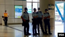 7-21事件3周年，警方在事發地點元朗西鐵站派駐大批軍裝警員，禁止市民聚集。（美國之音/湯惠芸）