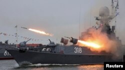 Meli ya vita ya Russia kwa jina Aleksin ikifyatua makombora kutoka baharini wakati wa gwaride la kijeshi kuadimisha siku ya wanajeshi wa majini katika eneo la Kaliningrad, Russia, July 31, 2022
