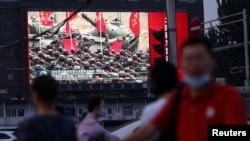 中國一個大型電視屏幕正在顯示解放軍的活動。