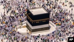 عازمین حج خانہ کعبہ کے گرد طواف کر رہے ہیں: فوٹواے پی
