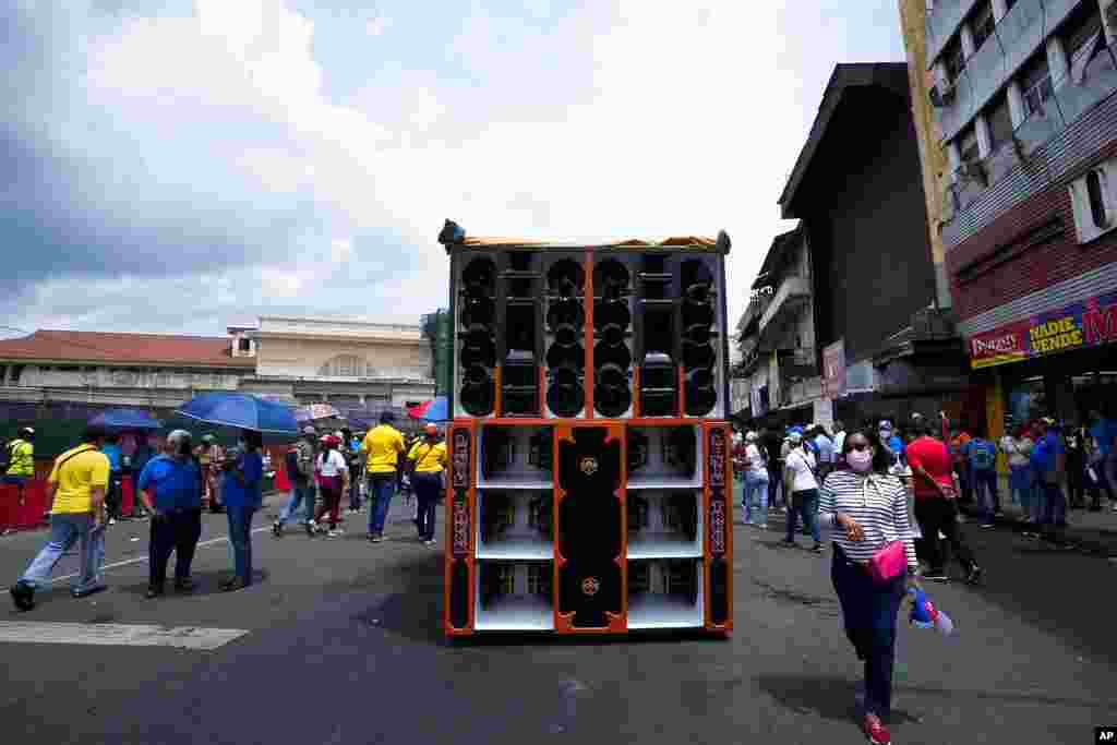 Los maestros en huelga hacen uso de un altavoz gigante durante una marcha hacia la Plaza 5 de Mayo, cerca de una barricada de seguridad instalada para bloquear el acceso a la Asamblea Nacional en la Ciudad de Panamá, el jueves 14 de julio de 2022.