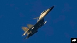 យន្តហោះ​​ចម្បាំង​ប្រភេទ J-11 របស់​ចិន ហោះ​ពី​លើ​ច្រក​សមុទ្រ​តៃវ៉ាន់​នៅ​​ក្នុង​ខេត្ត Fujian ភាគ​អាគ្នេយ៍​របស់​ចិនដីគោក​ដែល​នៅ​ក្បែរ​កោះ Pingtan របស់​តៃវ៉ាន់ កាល​ពី​ថ្ងៃ​ទី​៥ ខែ​សីហា ឆ្នាំ​២០២២។