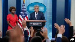 7月21日，白宫新冠病毒应对小组协调人阿什·贾(Ashish Jha)在一次新闻发布会上谈及拜登总统新冠病毒检测阳性。站在他身旁的是白宫新闻发言人卡琳·让-皮埃尔。（美联社照片）