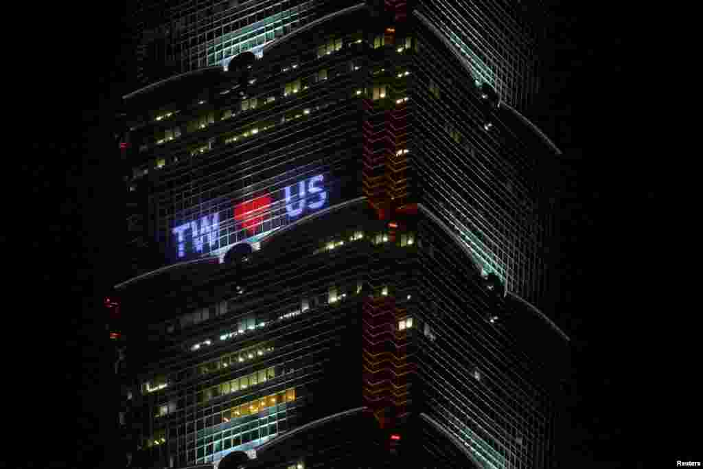 រូប​សញ្ញា​គាំទ្រ​មិត្តភាព​តៃវ៉ាន់-អាមេរិក​ត្រូវ​បាន​​បញ្ចាំង​លើ​ប៉ម​អគារ​ខ្ពស់​ជាង​គេរបស់​ទី​ក្រុង​តៃប៉ិ អំឡុង​​​​ដំណើរ​ទស្សនកិច្ច​របស់​ប្រធាន​រដ្ឋសភា​សហរដ្ឋ​អាមេរិក​លោកស្រី Nancy Pelosi ទៅ​កាន់​កោះ​តៃវ៉ាន់ កាល​ពី​ថ្ងៃ​ទី​២ ខែ​សីហា ឆ្នាំ​២០២២។