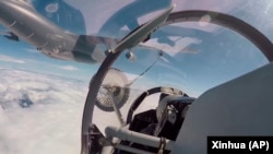 中國新華社發布的視頻顯示解放軍空軍參加針對台灣的聯合軍演。 （2022年8月4日）