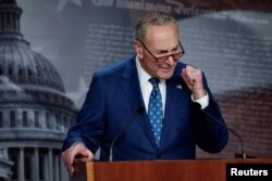 រូប​ឯកសារ៖ លោក Chuck Schumer មេដឹកនាំ​គណបក្ស​ប្រជាធិបតេយ្យ​ដែល​មាន​ភាគច្រើនក្នុង​ព្រឹទ្ធសភាសហរដ្ឋ​អាមេរិក ថ្លែង​ទៅ​កាន់​អ្នក​សារព័ត៌មាន​នៅ​រដ្ឋធានី​វ៉ាស៊ីនតោន កាល​ពី​ថ្ងៃ​ទី​៧ ខែ​សីហា ឆ្នាំ​២០២២។