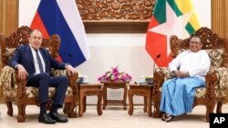 រូប​ឯកសារ៖ រដ្ឋមន្ត្រី​ការបរទេស​រុស្ស៊ី​លោក Sergey Lavrov (ឆ្វេង) ថត​រូប​​​មុន​កិច្ច​ប្រជុំ​ជាមួយ​រដ្ឋមន្ត្រី​ការ​បរទេស​មីយ៉ាន់ម៉ា លោក Wunna Maung Lwin នៅ​រដ្ឋធានី​ណៃពិដោ កាល​ពី​ថ្ងៃ​ទី ៣ ខែ​សីហា ឆ្នាំ​២០២២។