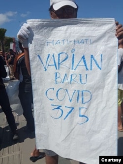 Aksi protes sejumlah pelaku pariwisata di Nusa Tengga Timur, terhadap kenaikan harga tiket masuk Taman Nasional Komodo, Senin 1 Agustus 2022. (Courtesy: Forum Masyarakat Penyelamat Pariwisata Manggarat Barat)