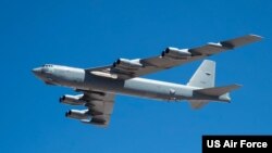美国空射快速反应武器（ARRW）AGM-183A 5月12日在加州海岸外对其助推火箭进行的试射中，取得连续第二次的成功。图为2022年7月12日，一架B-52H Stratofortress（同温层堡垒）战略轰炸机携带AGM-183A助推火箭进行试验。（照片截屏自美国空军官网）