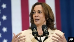 ARCHIVO - La vicepresidenta de EEUU Kamala Harris habla en la Universidad Internacional de la Florida en agosto de 2022.