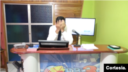 El periodista nicaragüense David Mendoza, fundador y propietario del Canal RB3, llora en público al anunciar a su audiencia que el medio de comunicación fue cancelado. Cortesía.