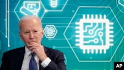 2022年3月9日拜登在白宫出席鼓励国内制造并加强计算机芯片立法的一项活动