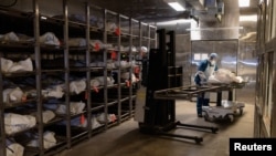 Un forense se prepara para volver a archivar un cuerpo en la Oficina del Médico Forense del Condado de Pima, en Tucson, Arizona. REUTERS/Rebecca Noble/Foto de archivo