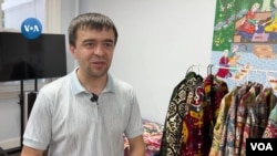 Yarmarkaning doimiy ishtirokchisi Azizbek Murtazayev Marg’ilon adras va atlas matolari ustasi hamda O’zbekiston “Hunarmand” uyushmasi raisi muovini