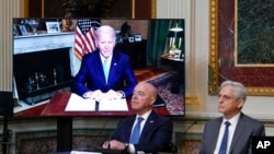 因新冠病毒反彈而在恢復期間接受隔離的拜登總統通過視頻連線參加在白宮大院艾森豪威爾行政大樓舉行的一次會議。(2022年8月3日)