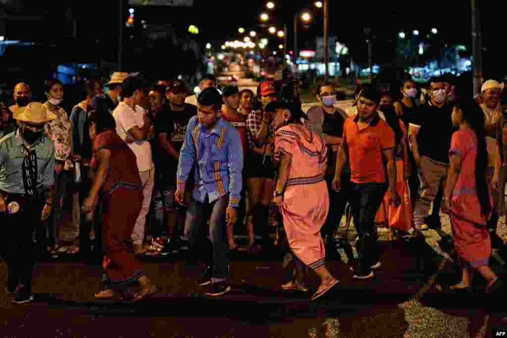 Personas de la comunidad Ngobe Bugle realizan bailes tradicionales durante el bloqueo de la carretera Panamericana en Santiago de Veraguas, Panamá, el 14 de julio de 2022.