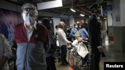 Personas de la tercera edad reciben una dosis de vacuna contra el COVID-19 en Bogotá, Colombia, el 9 de marzo de 2021.