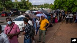 ប្រជាជន​ឈរ​តម្រង់​ជួរ​រង់ចាំ​ទទួល​លិខិត​ឆ្លង​ដែន​របស់​ខ្លួន​នៅ​ខាង​ក្រៅ​នាយកដ្ឋាន​អន្តោប្រវេសន៍​ក្នុង​ទីក្រុង​កូឡុំបូ ប្រទេស​ស្រី​លង្កា ថ្ងៃទី ១៨ ខែកក្កដា ឆ្នាំ២០២២។ 