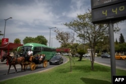 This photograph shows a street thermometer reading 44 degrees Celsius during a heatwave in Seville on July 12, 2022. (Photo by JORGE GUERRERO / AFP)