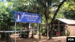 រូបឯកសារ៖ ស្លាក​គណបក្ស​ភ្លើង​ទៀន​នៅមុខ​លំនៅដ្ឋាន​​អ្នកស្រី ​គង់​ ចាន់​ថា​ ក្នុង​ឃុំព្រះដាក់​ ស្រុក​បន្ទាយស្រី ខេត្ត​សៀមរាប កាលពី​ថ្ងៃទី​១៤ ខែ​កក្កដា ឆ្នាំ​២០២២។ (ហ៊ុល រស្មី​/វីអូអេ)