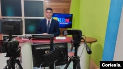 El periodista David Mendoza, fundador y propietario del Canal RB3 en el set que logró instalar en su casa. Cortesía