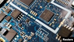 资料照：一片电路板上的半导体芯片。 