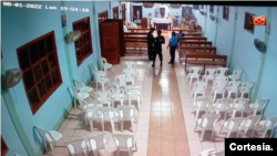 Cámaras de seguridad muestran a policías con armas tras ingresar por la fuerza a la capilla Niño Jesús de Praga, de la Parroquia Jesús de la Divina Misericordia en Sébaco.