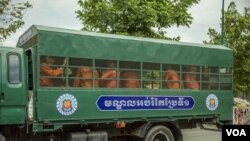 រូបឯកសារ៖ រថយន្តពន្ធនាគារបើក​នៅ​ក្បែរតុលាការកំពូលក្នុងក្រុងភ្នំពេញ កាលពីថ្ងៃទី២២ ខែសីហា ឆ្នាំ២០១៨។ (ទី អូលីស្សា/វីអូអេ) 