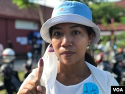 អ្នកស្រី ដានី អាយុ ៣៤ ឆ្នាំ ជាស្រ្តីមេផ្ទះរស់នៅសង្កាត់ភ្នំពេញថ្មី ខណ្ឌសែនសុខ ក្រុងភ្នំពេញ បានបោះឆ្នោតនៅការិយាល័យបោះឆ្នោតសាលាវិចិត្រសិល្បៈ សម្រាប់ការបោះឆ្នោតក្រុមប្រឹក្សាឃុំសង្កាត់អាណត្តិទី ៥ ថ្ងៃអាទិត្យ ទី ៥ ខែមិថុនា ឆ្នាំ ២០២២។ (ធីតា វីន/វីអូអេ)