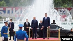 Nemački kancelar Olaf Šolc i predsednik Srbije Aleksandar Vučić na dočeku u Beogradu (Foto: Reuters/Zorana Jevtić)