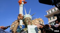 កញ្ញា សេង ធារី មេធាវីខ្មែរ-អាមេរិកាំង តែងខ្លួនជាស្រ្តីនៃសេរីភាព ឈរថ្លែងនៅខាងមុខសាលាដំបូងរាជធានីភ្នំពេញ មុនពេលត្រូវបានចាប់ខ្លួន នៅថ្ងៃទី១៤ ខែមិថុនា ឆ្នាំ២០២២។ (កាន់ វិច្ឆិកា/វីអូអេ)