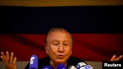El candidato presidencial colombiano de centroderecha, Rodolfo Hernández, hace un gesto mientras habla durante una conferencia de prensa en Miami, Florida, EE. UU., el 9 de junio de 2022.
