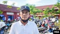 លោក ហម វាសនា អាយុ ៥៩ ឆ្នាំ ផ្តល់បទសម្ភាសន៍ដល់វីអូអេ ក្រោយពីបានបោះឆ្នោតហើយ ក្នុងការបោះឆ្នោតជ្រើសតាំងក្រុមប្រឹក្សាឃុំសង្កាត់អាណត្តិទី ៥ នៅក្នុងសង្កាត់ភ្នំពេញថ្មី ខណ្ឌសែនសុខ រាជធានីភ្នំពេញ ថ្ងៃទី ៥ ខែមិថុនា ឆ្នាំ ២០២២។ (ខាន់ សុគុំមនោ/វីអូអេ)