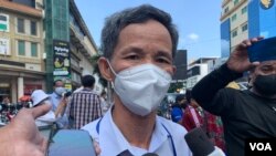 លោក ជូង ជូងី មេធាវីការពារក្តីឲ្យកញ្ញា សេង ធារី មេធាវីខ្មែរ-អាមេរិកាំង ផ្តល់សម្ភាសន៍ដល់អ្នកសារព័ត៌មាននៅខាងមុខសាលាដំបូងរាជធានីភ្នំពេញ ក្រោយតុលាការបញ្ចប់ការប្រកាសសាលក្រម នៅថ្ងៃទី១៤ ខែមិថុនា ឆ្នាំ២០២២។ (កាន់ វិច្ឆិកា/វីអូអេ)