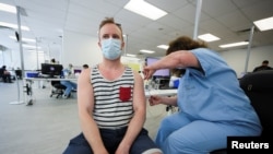 برخی افراد در معرض ابتلا به آبله میمون واکسن می‌زنند