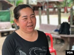 អ្នកស្រី​ សួស​ ណារុន​ ពលរដ្ឋ​ក្នុង​ឃុំព្រះដាក់​ ត្រៀម​រួចរាល់​ដើម្បី​ចេញ​ទៅ​បោះឆ្នោត​នៅថ្ងៃ​អាទិត្យ​ ទី​៥ ខែ​មិថុនា​ ឆ្នាំ២០២២។ (ហ៊ុល រស្មី/វីអូអេ)