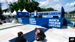 Wafanyakazi wakiandaa maandamano ya "March for Our Lives" katika eneo la National Mall, karibu na White House, Washington, June 10, 2022. 