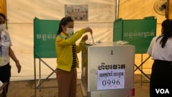 រូបឯកសារ៖ ពលរដ្ឋម្នាក់បោះឆ្នោត​នៅសង្កាត់ចាក់អង្រែលេី ខណ្ឌមានជ័យ នៅក្នុងបោះឆ្នោតជ្រេីសរេីសក្រុមប្រឹក្សាឃុំសង្កាត់អាណត្តិទី៥​ នៅថ្ងៃទី៥​ ខែមិថុនា​ ឆ្នាំ២០២២។ (កាន់​ វិច្ឆិកា/វីអូអេ) 