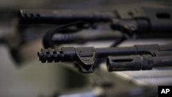 Ababili laba bebehlome ngemibhobho.