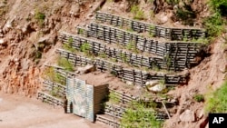 資料照片：2018年5月24日的照片顯示一名衛兵守護在北韓豐溪里核試驗基地西隧道的入口。