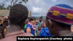 Suphana Sophonpanich speaks with displaced people about their living conditions in Gedeb (Gedeo Zone), Ethiopia