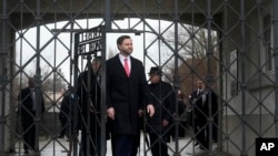 Potpredsjednik SAD-a JD Vance ulazi u memorijalnu lokaciju koncentracijskog logora Dachau izvan Minhena, Njemačka, 13. februara 2025.