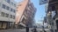 En esta imagen tomada de un video difundido por TVBS, se ve un edificio parcialmente derrumbado en Hualien, al este de Taiwán, el miércoles 3 de abril de 2024. (TVBS via AP)